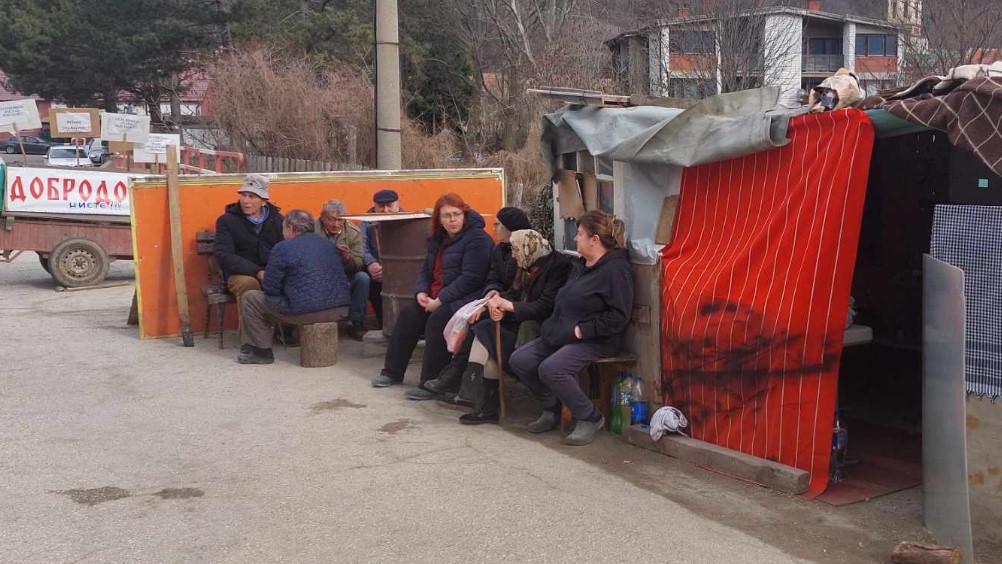 “Ja u svom dvorištu ne smem najobičniji toalet da izgradim bez dozvole, a kineska kompanija pregrađuje reku”: Meštani Krivelja trinaesti dan blokiraju prolaz kamiona kompanije Ziđin 3