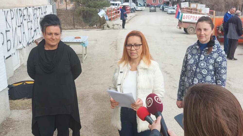 “Ja u svom dvorištu ne smem najobičniji toalet da izgradim bez dozvole, a kineska kompanija pregrađuje reku”: Meštani Krivelja trinaesti dan blokiraju prolaz kamiona kompanije Ziđin 1