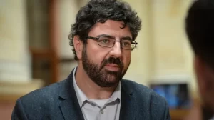 Kopredsednik stranke Zeleno-levi front (ZLF) Radomir Lazović izjavio je danas, ispred Policijske stanice u Užicu, da su šef njihove odborničke grupe u užičkom parlamentu Vladan Sinđić, student Pavle Cicvarić i još najmanje četvoro aktivista privedeni zato što "nisu želeli da ćute", zbog čega je pozvao na večerašnji protest u 19.30 u tom gradu.