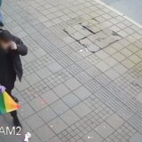 Nepoznati mladić fizički nasrnuo na pripadnika obezbeđenja "Prajd info centra", nakon što je slomio zastavu duginih boja 6