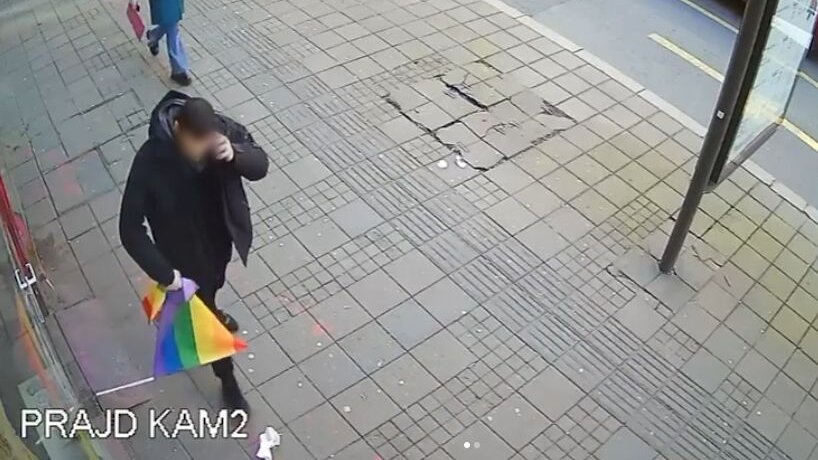 Nepoznati mladić fizički nasrnuo na pripadnika obezbeđenja "Prajd info centra", nakon što je slomio zastavu duginih boja 1