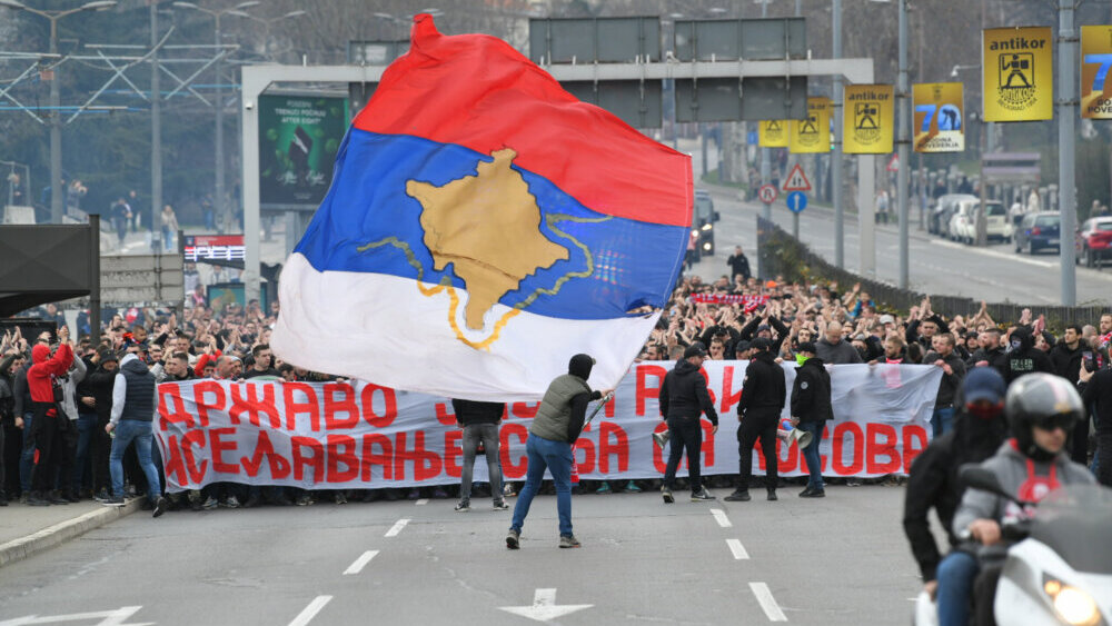 Transparent bez Vučića, ali za njega: Zašto je benigna "navijačka" poruka sa transparenta "Državo, zaustavi iseljavanje Srba sa Kosova!" izazvala toliko reakcija 3