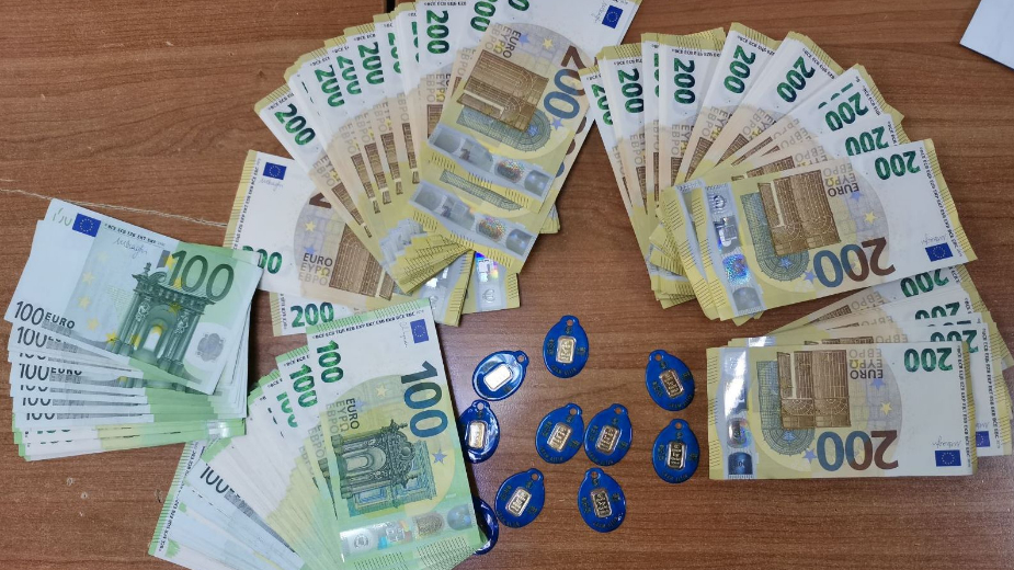 Carina sprečila pokušaj krijumčarenja 40.000 evra i 10 pločica investicionog zlata 1