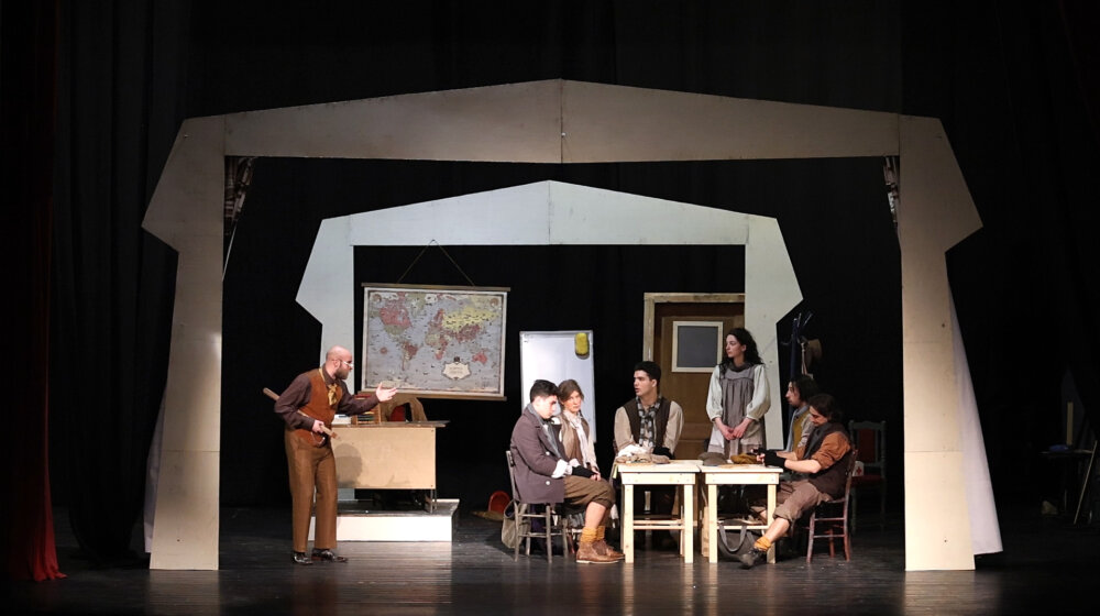 Pura Moca i pedagoške batine: U Narodnom pozorištu Priština premijera dečijeg komada „Zmajovini pangalozi“ 1