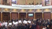 Konstituisana Skupština, poslanici dve opozicione koalicije se zakleli van sale (VIDEO/FOTO) 10