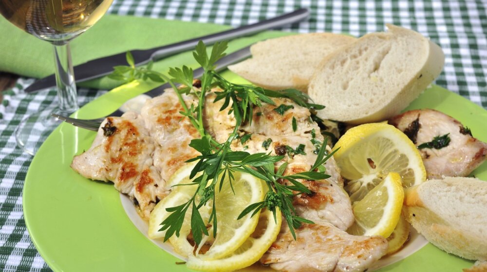 Zašto u restoranima često na vrhu jela dobijemo komad peršuna 1