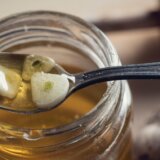 Zašto je dobro da svako jutro pojedemo med sa belim lukom na prazan želudac 3