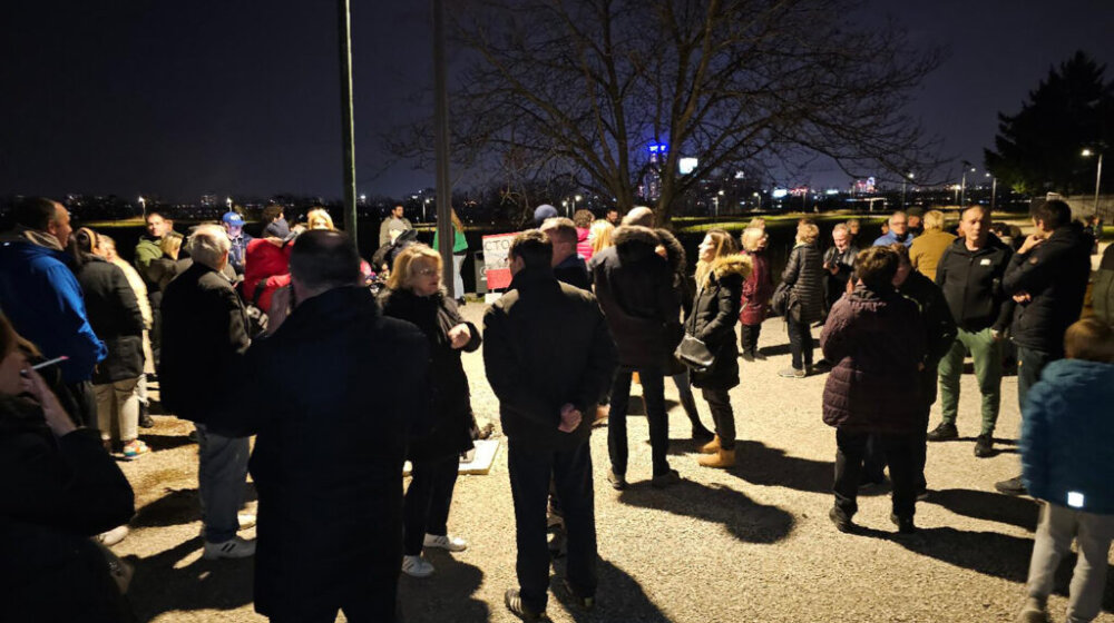 Održan protest na Bežanijskoj kosi protiv izgradnje stambeno- poslovnog kompleksa- Građani blokirali saobraćaj na 15 minuta 1