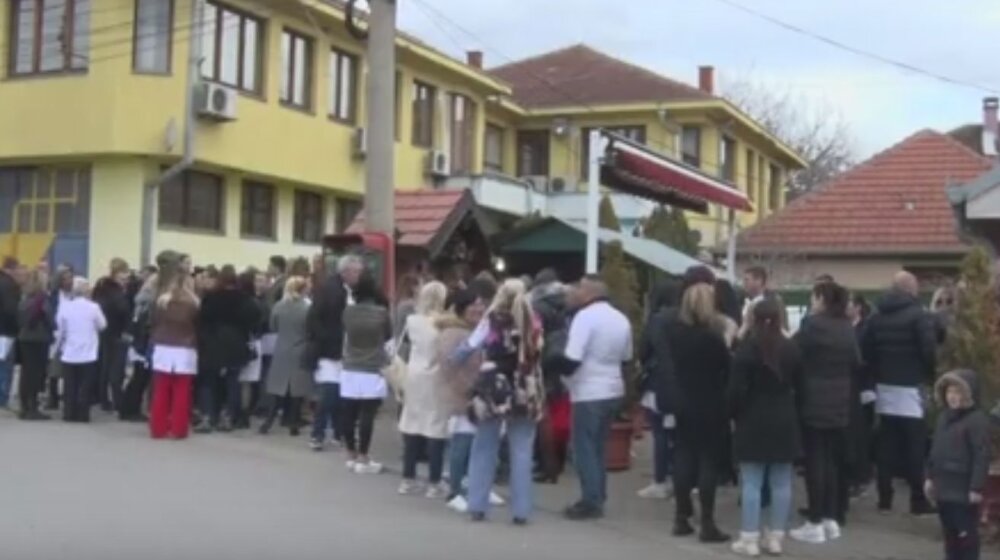 Protest zdravstvenih radnika u Gračanici 1