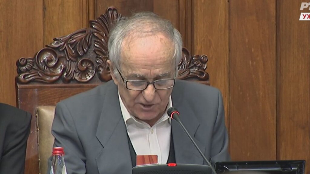 Konstituisana Skupština, poslanici dve opozicione koalicije se zakleli van sale (VIDEO/FOTO) 3 Konstituisana Skupština, poslanici dve opozicione koalicije se zakleli van sale (VIDEO/FOTO) 3