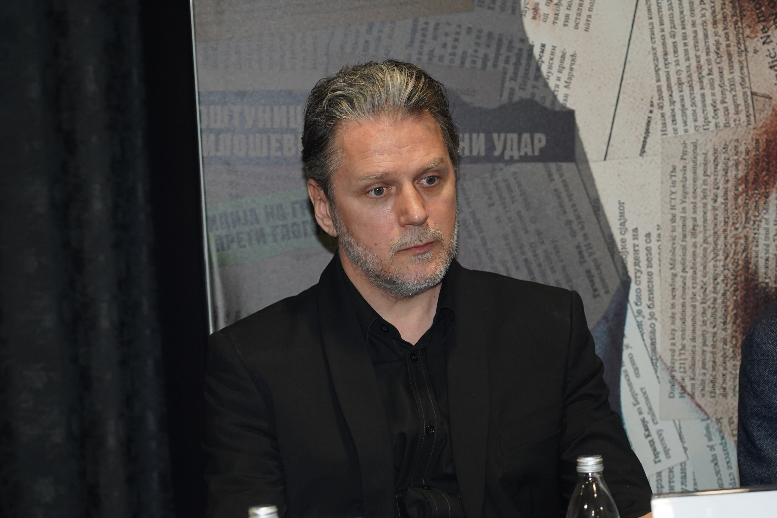 Dragan Mićanović na konferenciji za novinare povodom serije "Sablja" Bolje "Vinova loza" nego "Sablja": Ovo je Srbija 2024. godine 2