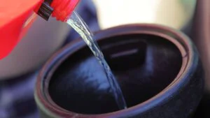 Kanisteri i prokuvane plastične flaše 30 godina kasnije nekako su postali opet tema u Srbiji. Neko se šali, neko se priseća trauma, a čini se da ima i onih koji ozbiljno misle da ćemo opet kupovati gorivo kod švercera i učiti koje boje je gorivo iz Rumunije, a koje iz Mađarske.