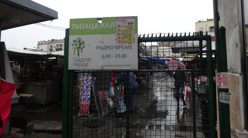 Malo kupaca, prazne tezge, a cene visoke: Reporter Danasa obišao Kalenić pijacu 1