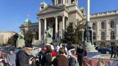Konstituisana Skupština, poslanici dve opozicione koalicije se zakleli van sale (VIDEO/FOTO) 12