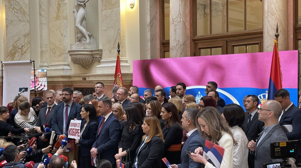 Poslanici SPN položili zakletvu u holu Skupštine: Poručili da nastavljaju borbu u parlamentu (VIDEO) 1