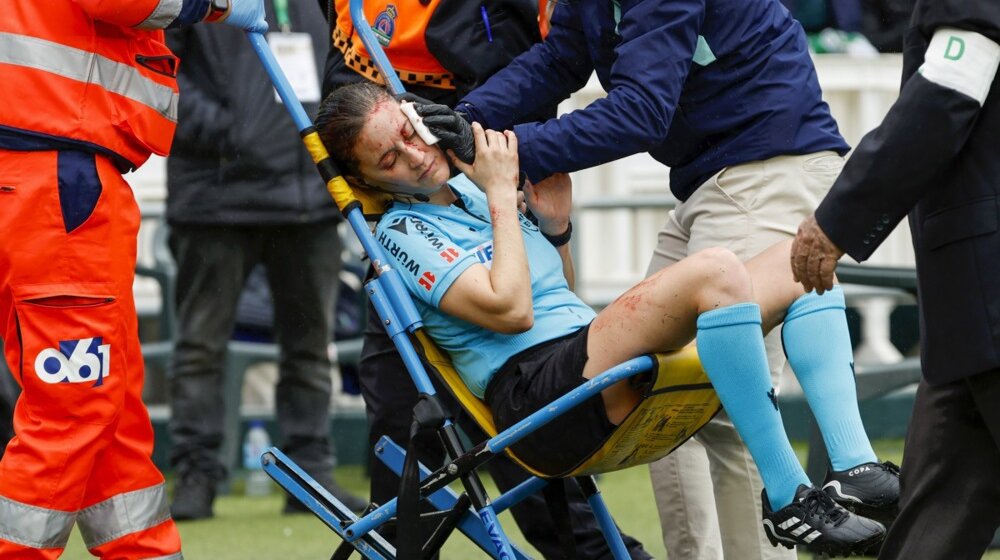 Fudbalska utakmica, a prizori kao iz koride: Okrvavljena Gvadelupe Poras, pomoćni sudija, zbog udara u kameru u punom trku 1