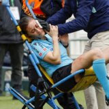 Fudbalska utakmica, a prizori kao iz koride: Okrvavljena Gvadelupe Poras, pomoćni sudija, zbog udara u kameru u punom trku 4