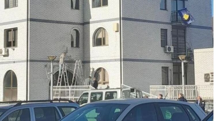 Na opštinskoj zgradi u Zubinom Potoku postavljena tabla „Republika Kosovo“ 1