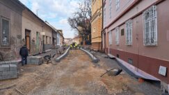 "Ne otvaramo prozore već godinu dana": Almaški kraj u jeku obnove, stanare muči prašina i blato (FOTO) 5