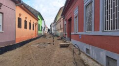 "Ne otvaramo prozore već godinu dana": Almaški kraj u jeku obnove, stanare muči prašina i blato (FOTO) 14