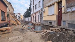 "Ne otvaramo prozore već godinu dana": Almaški kraj u jeku obnove, stanare muči prašina i blato (FOTO) 11