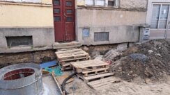 "Ne otvaramo prozore već godinu dana": Almaški kraj u jeku obnove, stanare muči prašina i blato (FOTO) 10