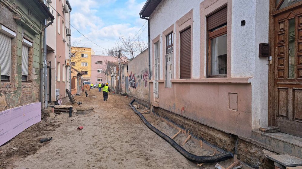 "Ne otvaramo prozore već godinu dana": Almaški kraj u jeku obnove, stanare muči prašina i blato (FOTO) 1