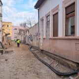 "Ne otvaramo prozore već godinu dana": Almaški kraj u jeku obnove, stanare muči prašina i blato (FOTO) 6