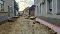 "Ne otvaramo prozore već godinu dana": Almaški kraj u jeku obnove, stanare muči prašina i blato (FOTO) 17