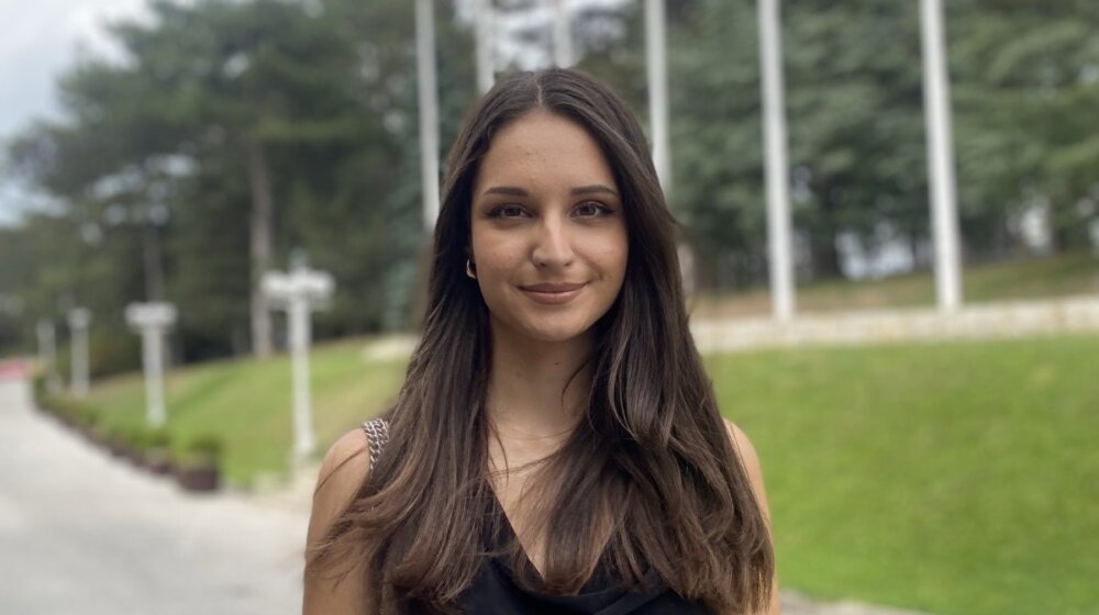 Nema razloga za povlačenjem pred naprednjacima: Da li će Nastasja Baković, najmlađa poslanica SPN pomagati u predsedavanju konstitutivnom sednicom Skupštine Srbije? 1