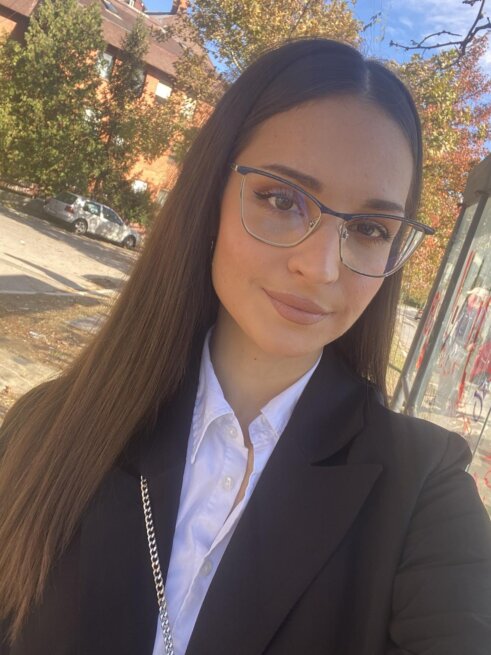 Nema razloga za povlačenjem pred naprednjacima: Da li će Nastasja Baković, najmlađa poslanica SPN pomagati u predsedavanju konstitutivnom sednicom Skupštine Srbije? 3