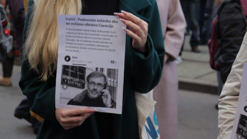 Protest zbog oslobađajuće presude za ubistvo Ćuruvije: „Ubili ste pravdu, ali istina živi“ poručuju građani, Simo Spasić izazvao incident (VIDEO, FOTO) 11