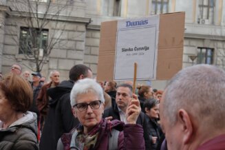 Protest zbog oslobađajuće presude za ubistvo Ćuruvije: „Ubili ste pravdu, ali istina živi“ poručuju građani, Simo Spasić izazvao incident (VIDEO, FOTO) 8