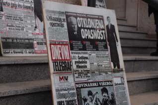 Protest zbog oslobađajuće presude za ubistvo Ćuruvije: „Ubili ste pravdu, ali istina živi“ poručuju građani, Simo Spasić izazvao incident (VIDEO, FOTO) 4
