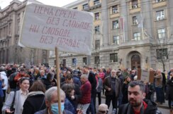 Protest zbog oslobađajuće presude za ubistvo Ćuruvije: „Ubili ste pravdu, ali istina živi“ poručuju građani, Simo Spasić izazvao incident (VIDEO, FOTO) 5