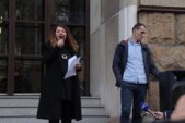 Protest zbog oslobađajuće presude za ubistvo Ćuruvije: „Ubili ste pravdu, ali istina živi“ poručuju građani, Simo Spasić izazvao incident (VIDEO, FOTO) 3