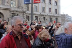 Protest zbog oslobađajuće presude za ubistvo Ćuruvije: „Ubili ste pravdu, ali istina živi“ poručuju građani, Simo Spasić izazvao incident (VIDEO, FOTO) 6
