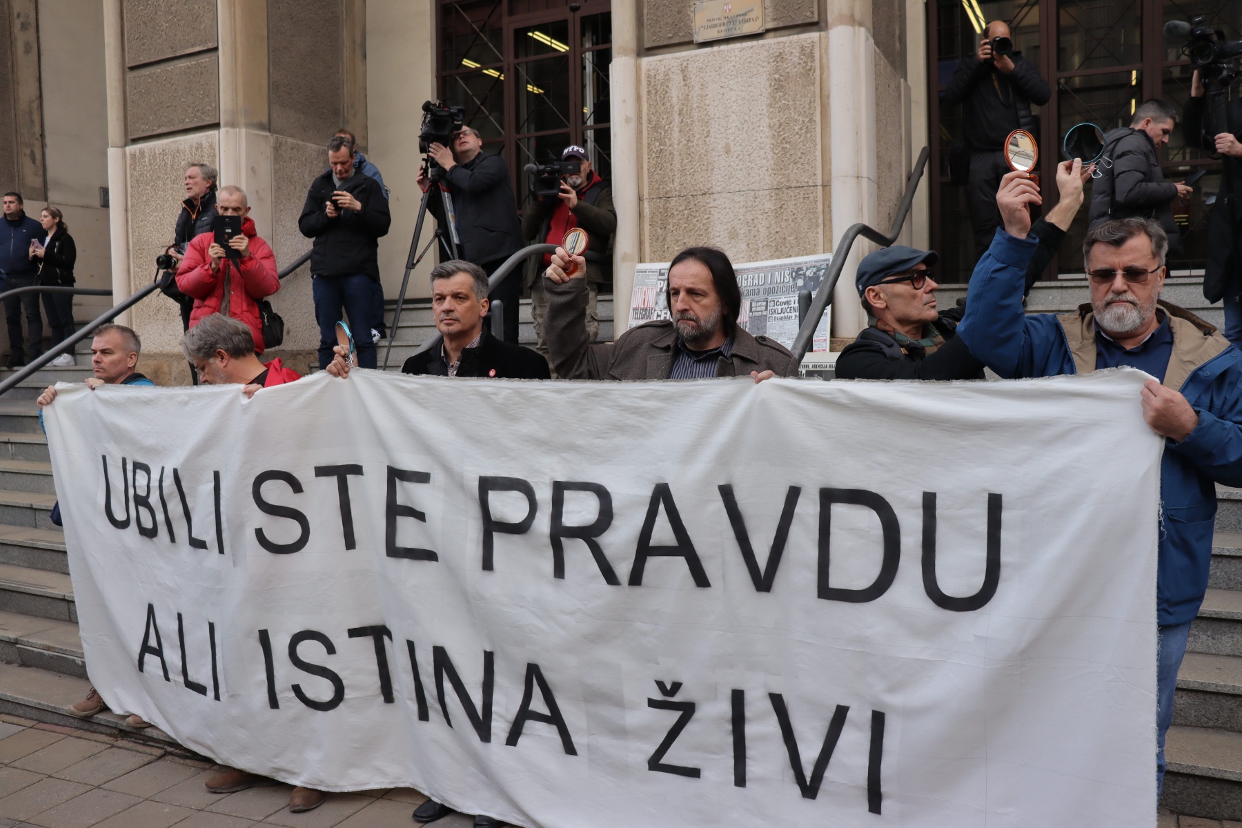 Protest zbog oslobađajuće presude za ubistvo Ćuruvije: „Ubili ste pravdu, ali istina živi“ poručuju građani, Simo Spasić izazvao incident (VIDEO, FOTO) 7