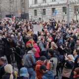 Protest zbog oslobađajuće presude za ubistvo Ćuruvije: „Ubili ste pravdu, ali istina živi“ poručuju građani, Simo Spasić izazvao incident (VIDEO, FOTO) 12