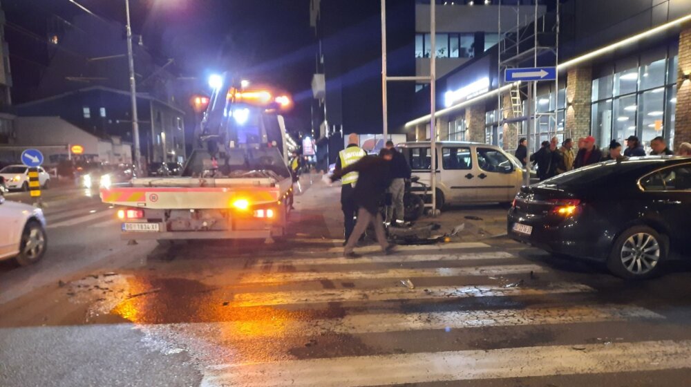 Udes u Ulici vojvode Stepe, motociklista teže povređen (FOTO) 1