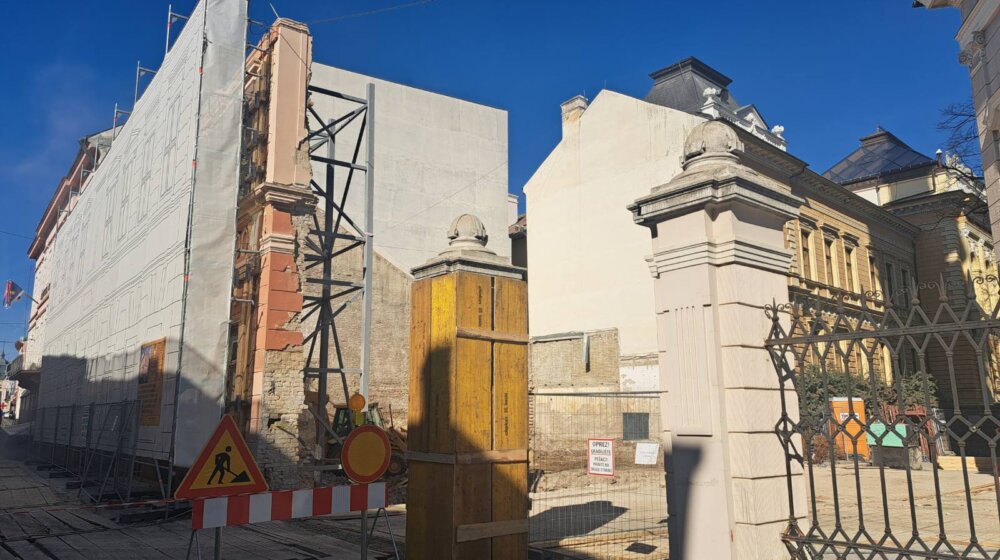 Srušena ili rekonstruisana? Zgrade Crkvene opštine u Novom Sadu više nema, ostala je samo fasada (FOTO) 1