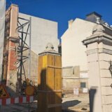 Srušena ili rekonstruisana? Zgrade Crkvene opštine u Novom Sadu više nema, ostala je samo fasada (FOTO) 1