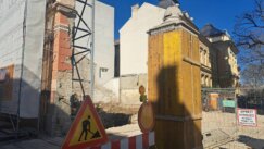 Srušena ili rekonstruisana? Zgrade Crkvene opštine u Novom Sadu više nema, ostala je samo fasada (FOTO) 7