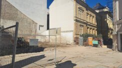 Srušena ili rekonstruisana? Zgrade Crkvene opštine u Novom Sadu više nema, ostala je samo fasada (FOTO) 4