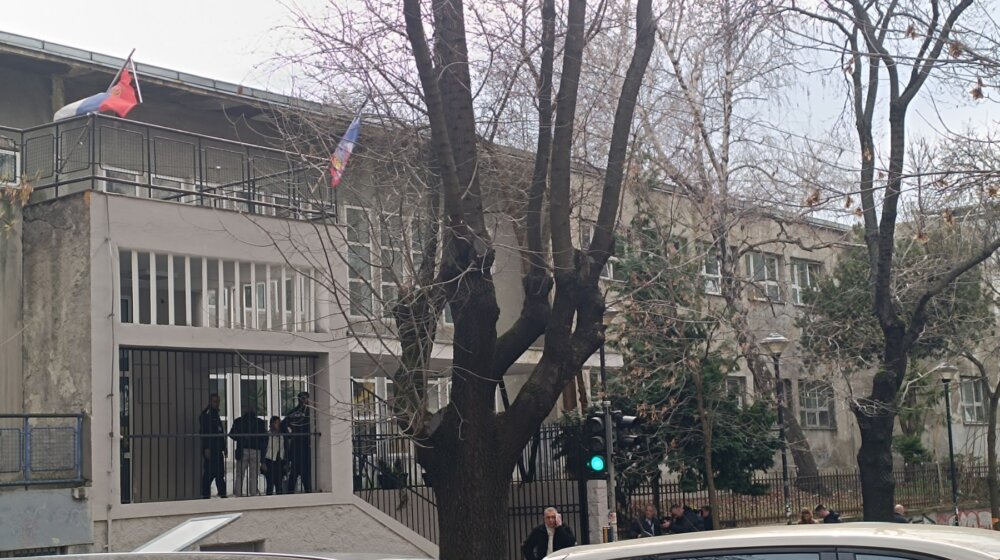 Oglasio se MUP o učeniku koji je uneo nož u "Ribnikar" 1