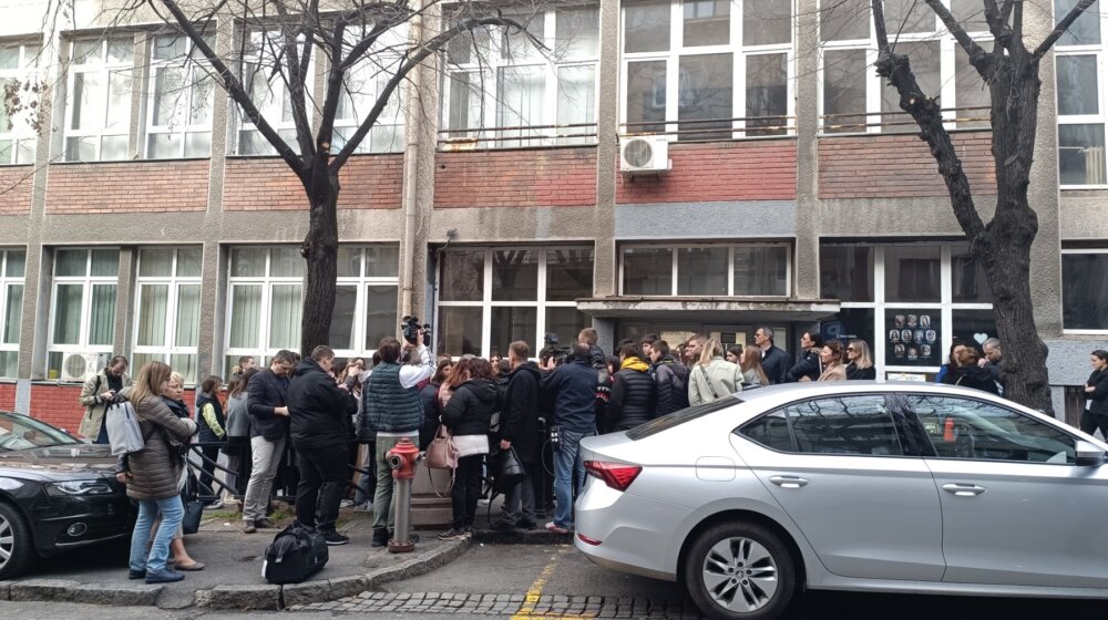 Održan "javni čas" ispred Ribnikara: Prisustvovali i učenici odeljenja koja prethodna dva dana nisu išla u školu 1