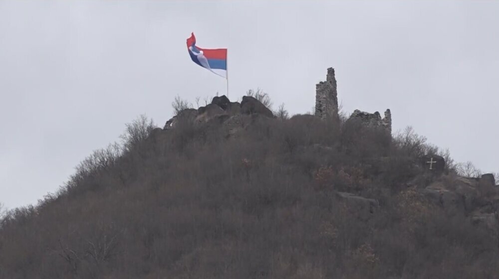 Srpska zastava vraćena na tvrđavu u Zvečanu 1