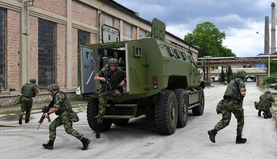 "Vojska je postala omiljena igračka za propagandu vrha vlasti": Sagovornici Danasa o izjavi Vučića da od oružja "izvozimo sve što stignemo" 1