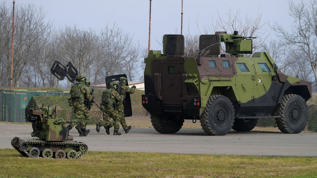 "Vojska je postala omiljena igračka za propagandu vrha vlasti": Sagovornici Danasa o izjavi Vučića da od oružja "izvozimo sve što stignemo" 2