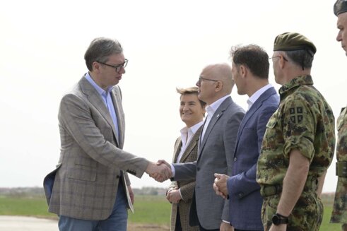 Aleksandar Vučić Batajnica "Vučić šalje poruku da je on jedino bitan": Zašto je ponovo produžen rok za formiranje nove vlade? 3